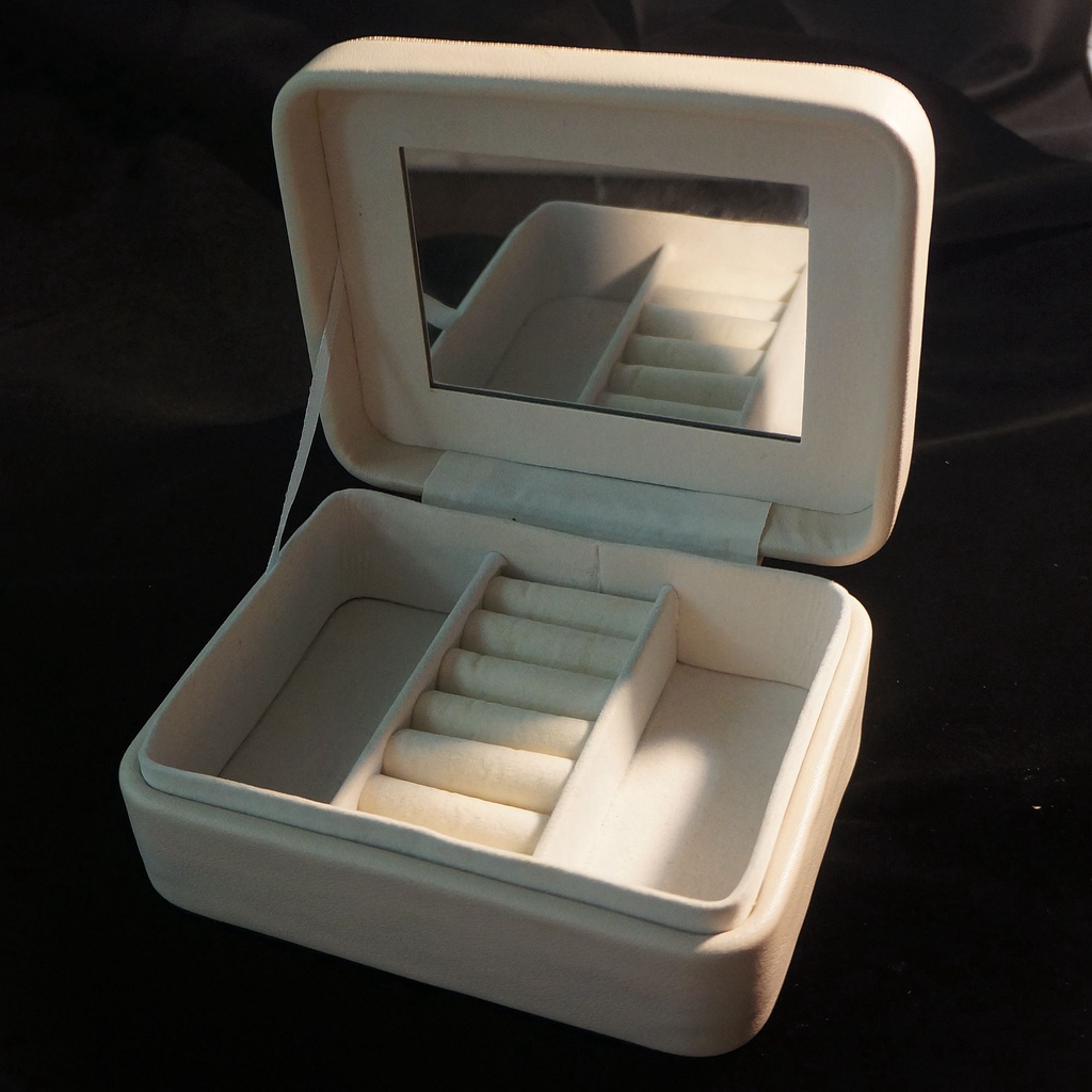 [พร้อมส่ง]Nice Jewelry Box for collecting and Storing Jewelries กล่อง