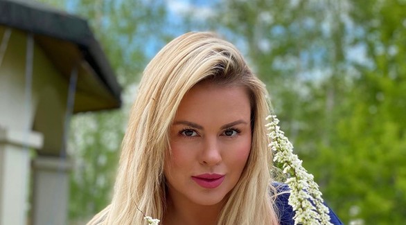 Радио Дача Новости АННА СЕМЕНОВИЧ ПОКАЗАЛА БЭКСТЕЙДЖ СО СЪЕМОК КЛИПА