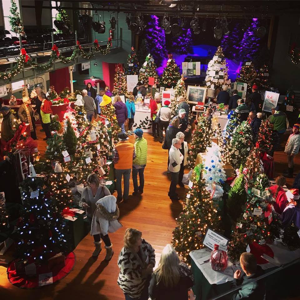 Visit These 20 Small Towns To See Beautiful Christmas Lights