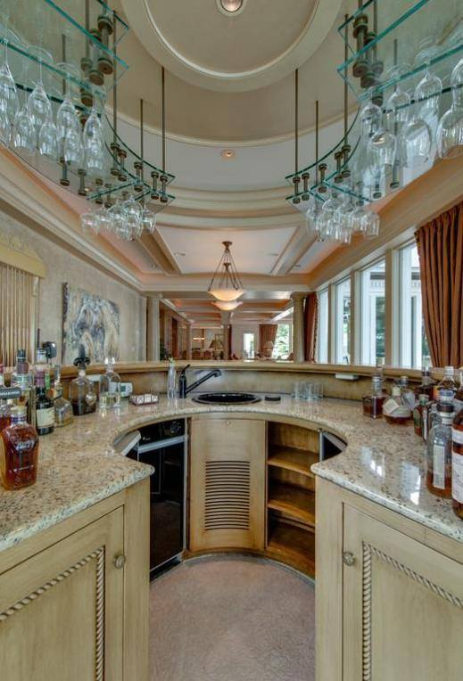 Reba McEntire's Former Home Is Now A Tennessee Bed & Breakfast