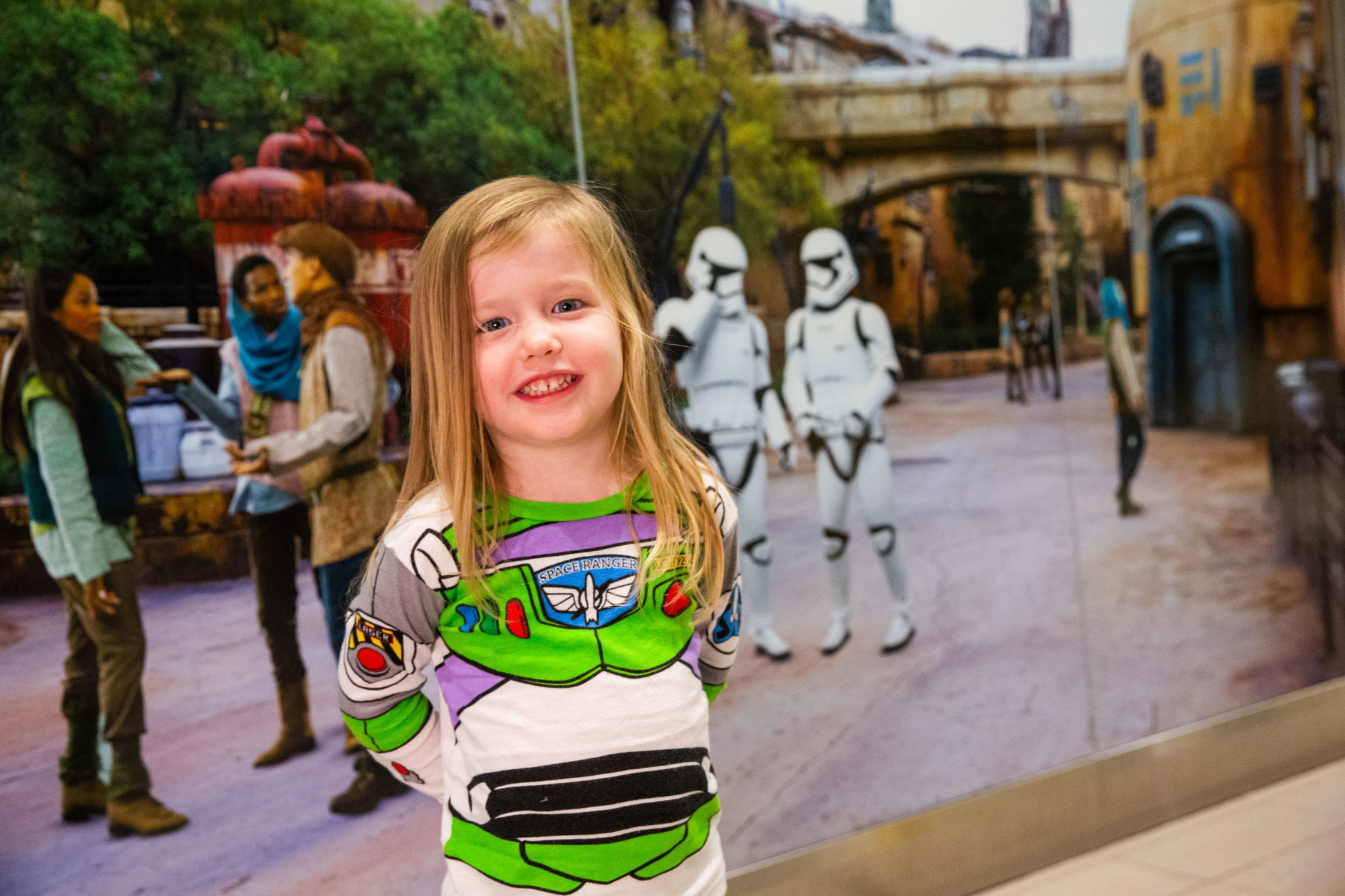オーランド国際空港が宇宙港に Star Wars Galaxy S Edgeのインスタレーションを設置