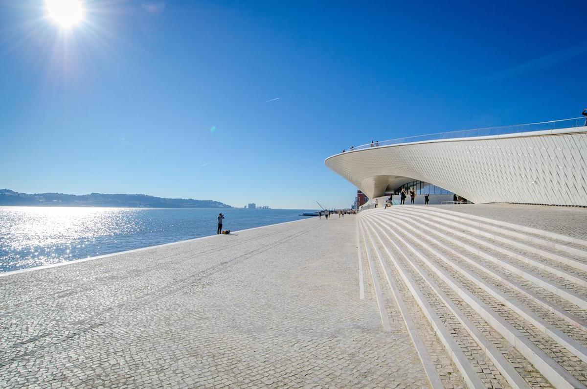 Apartment for sale Lisbon in condo with pool and views over the river