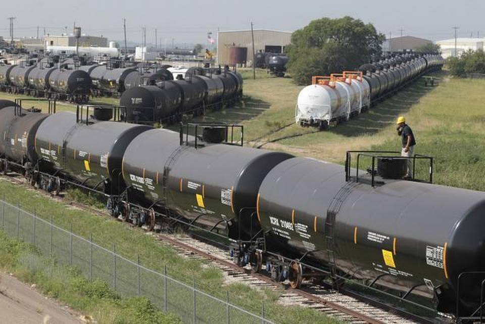 Crude slump sidelines thousands of rail tank cars E&E News Dakota