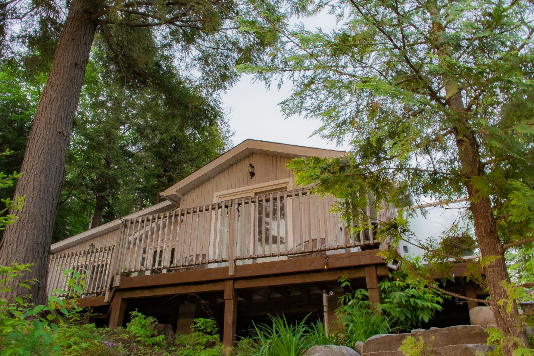 A Charming Bitter Lake Cottage with H2H Cottage Co in Haliburton