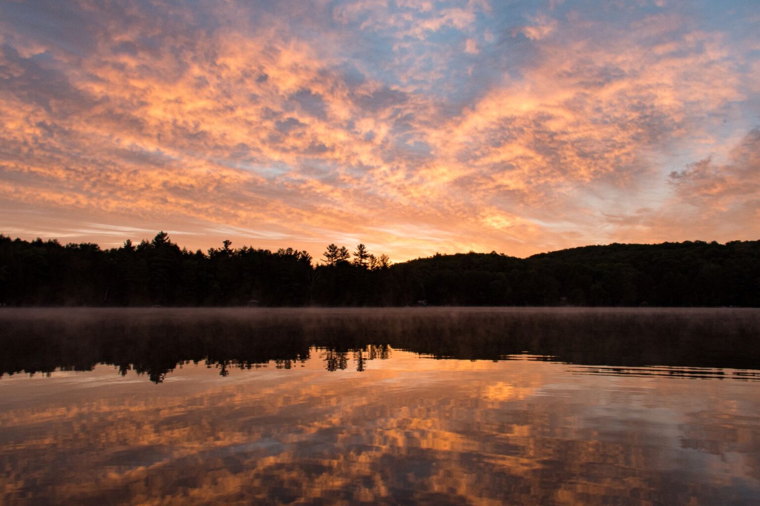 A Charming Bitter Lake Cottage with H2H Cottage Co in Haliburton