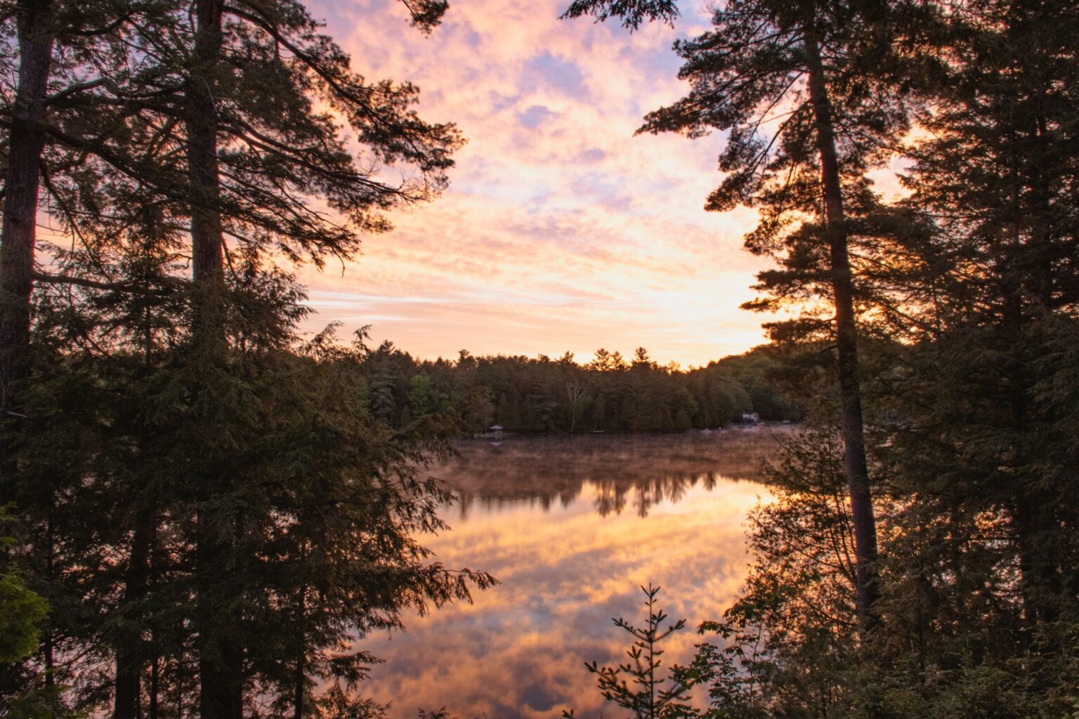 A Charming Bitter Lake Cottage with H2H Cottage Co in Haliburton