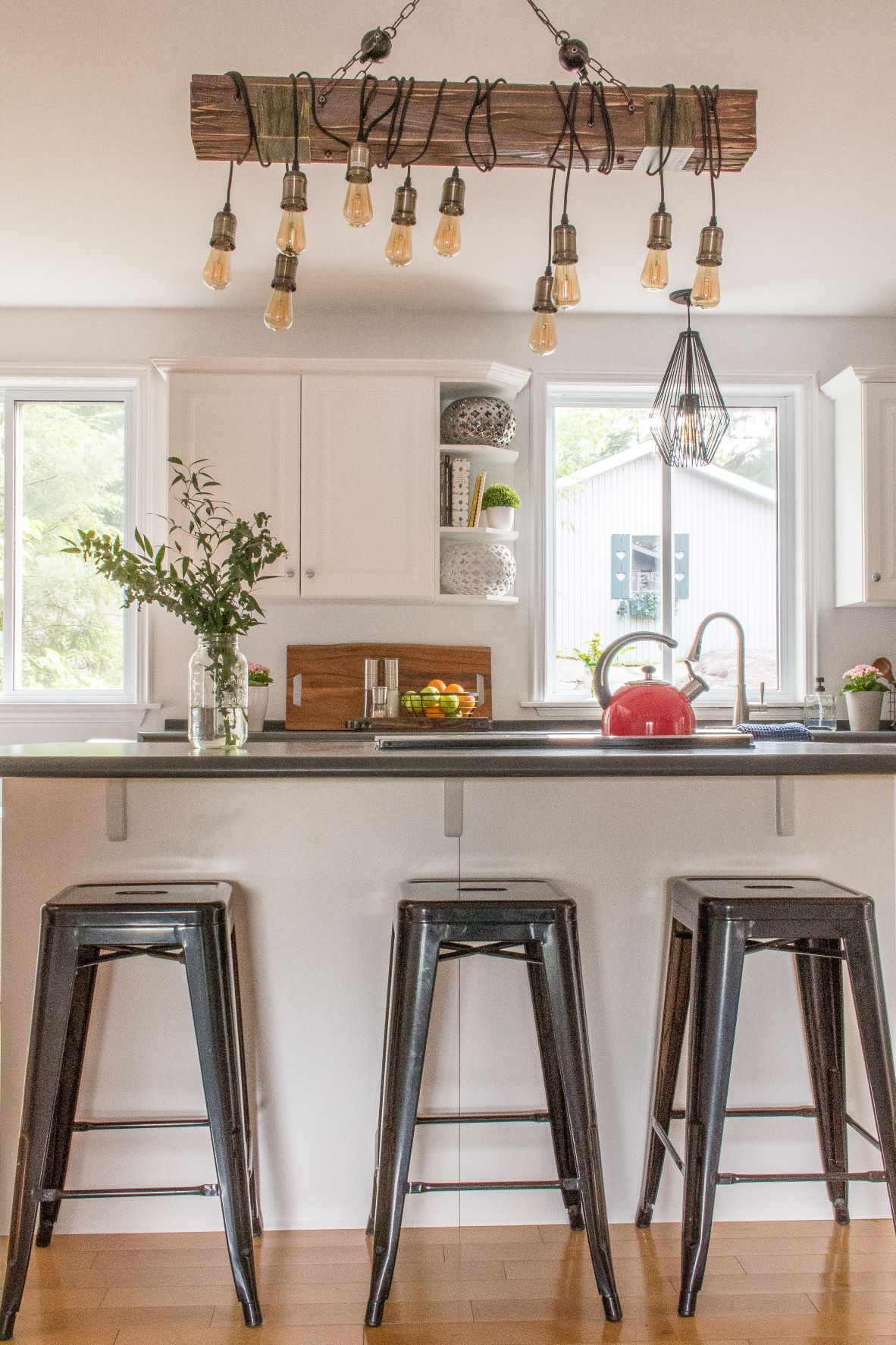 A Charming Bitter Lake Cottage with H2H Cottage Co in Haliburton