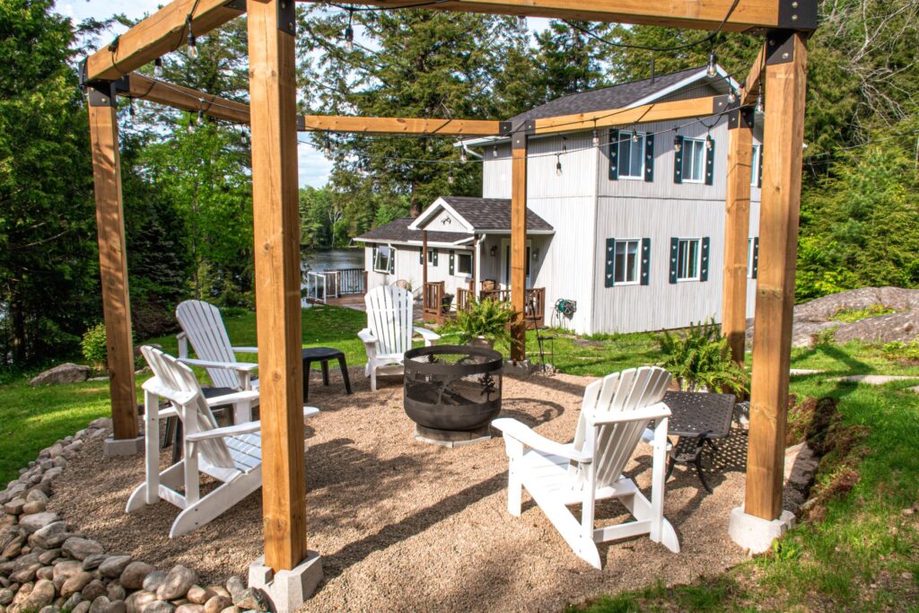 A Charming Bitter Lake Cottage with H2H Cottage Co in Haliburton