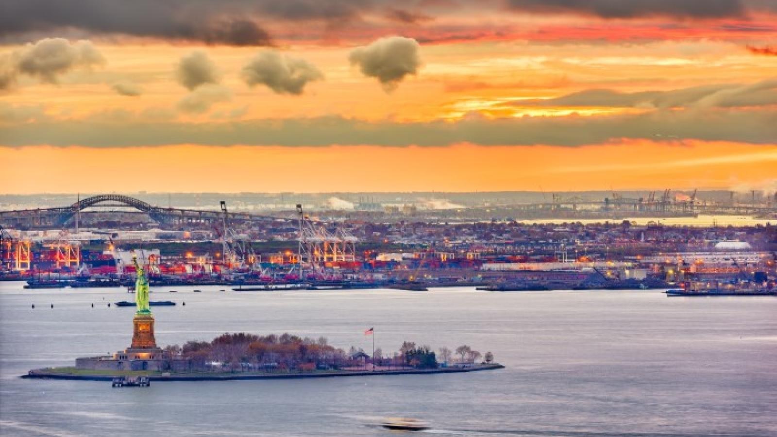 New cranes put NYNJ port on track to handle more ultralarge ships by
