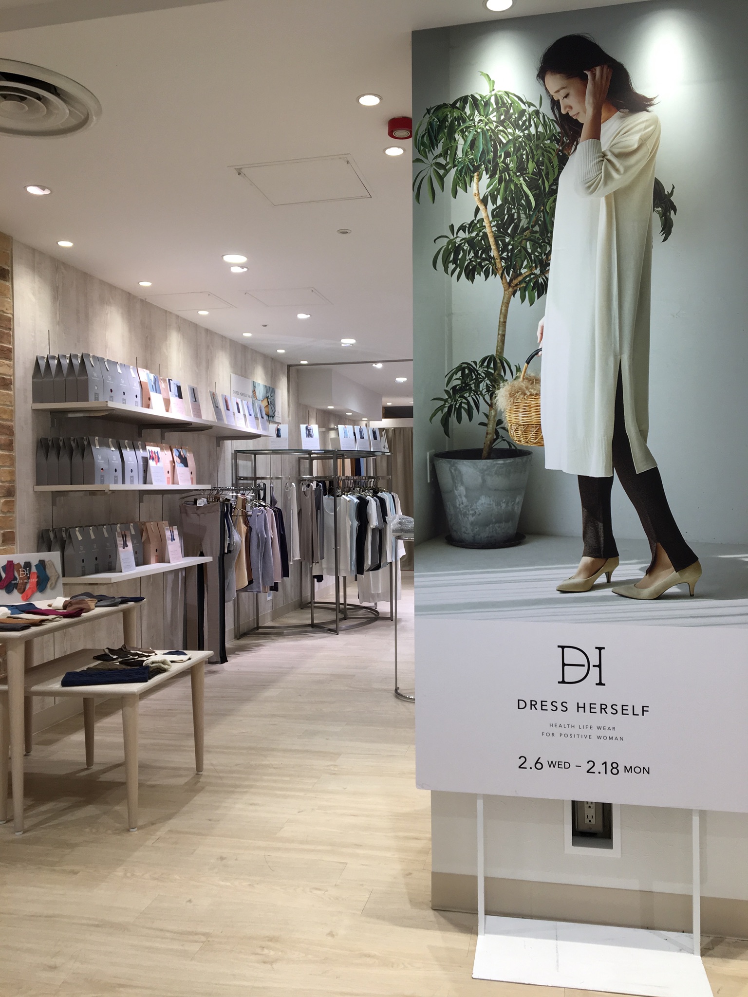 鶴屋百貨店にてDRESS HERSELF FAIRを開催 DRESS HERSELF シルクを中心としたデイリーウェアブランド ドレス