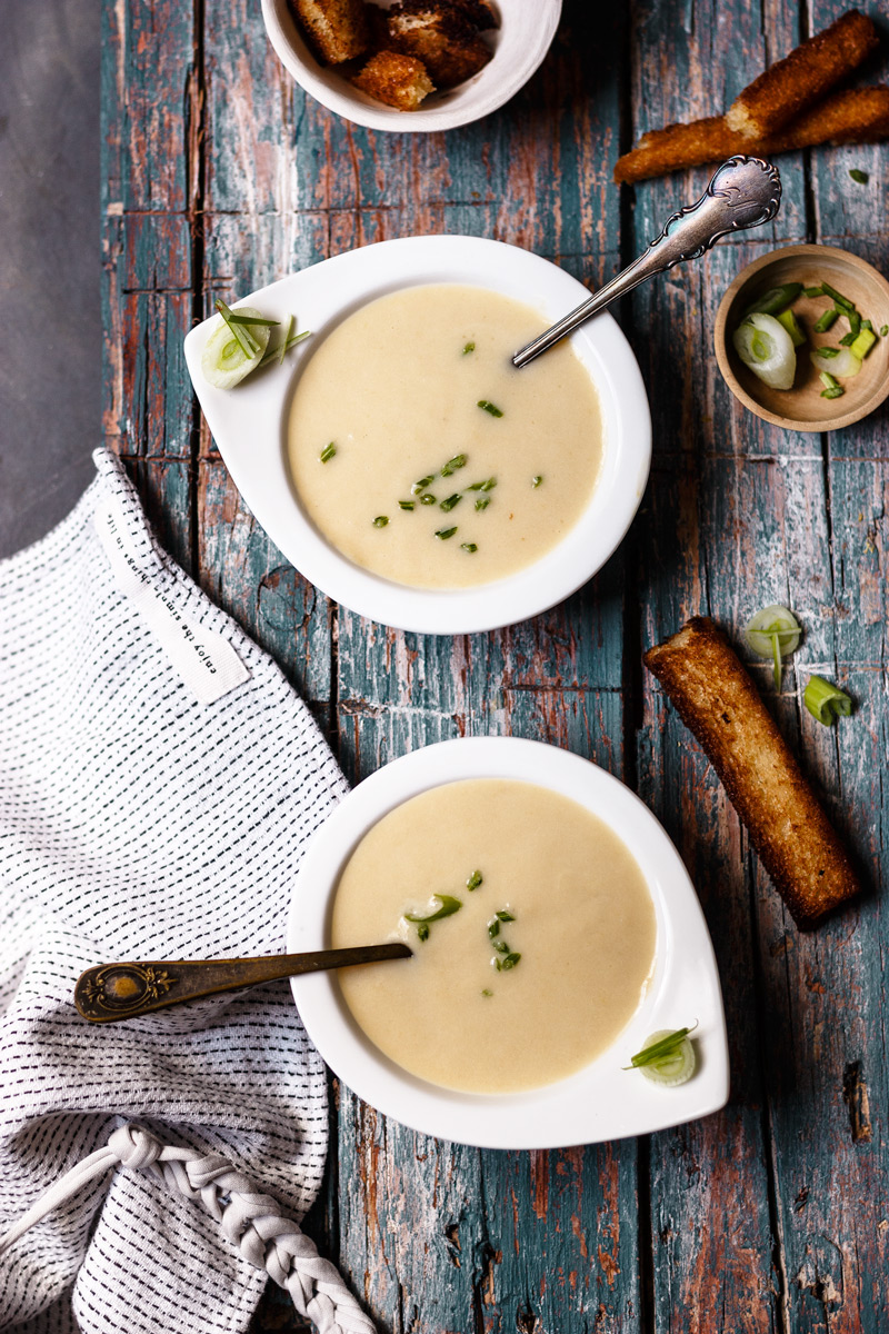 Receta de crema Vichyssoise tradicional, fácil y ligera