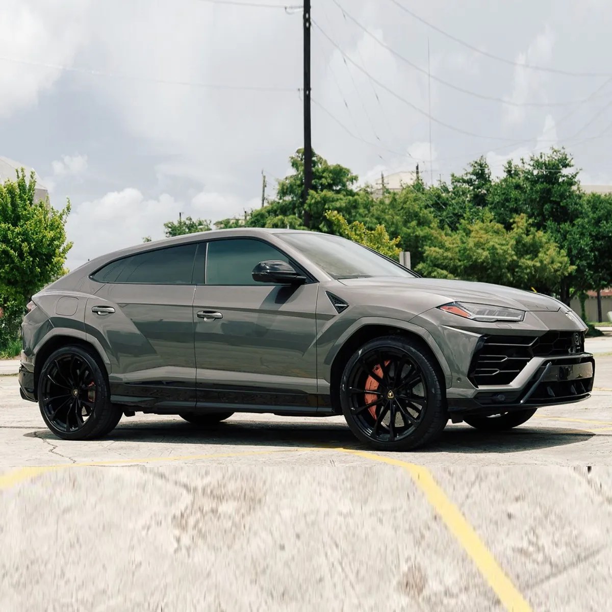 Rent a grey Urus in Houston DRIVAR® Sports Car Rental