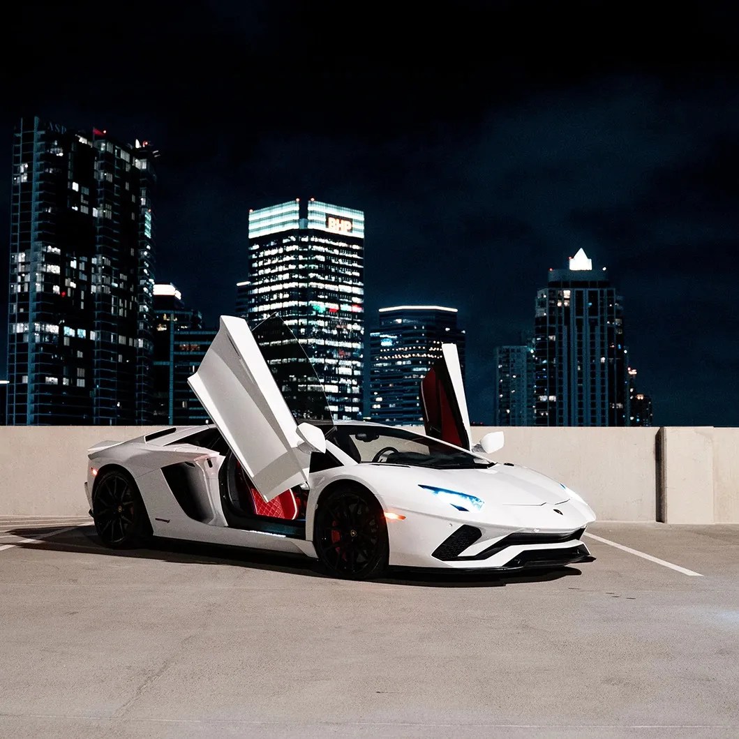 Rent a grey Urus in Houston DRIVAR® Sports Car Rental