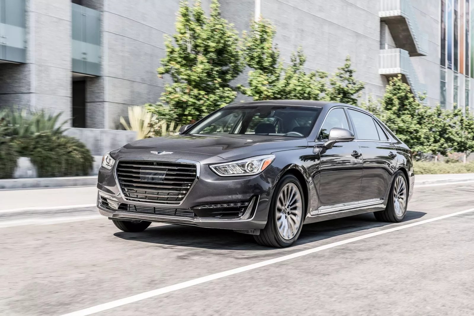 2018 Genesis G90 receives LED headlights, rear seat entertainment setup
