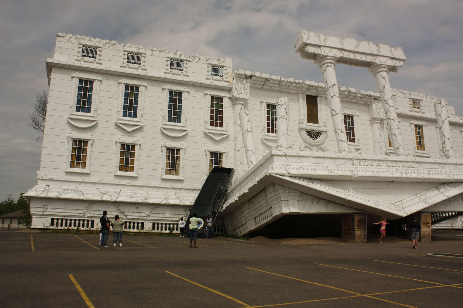 Why Do People Visit This Upside Down White House in Wisconsin? Drivin