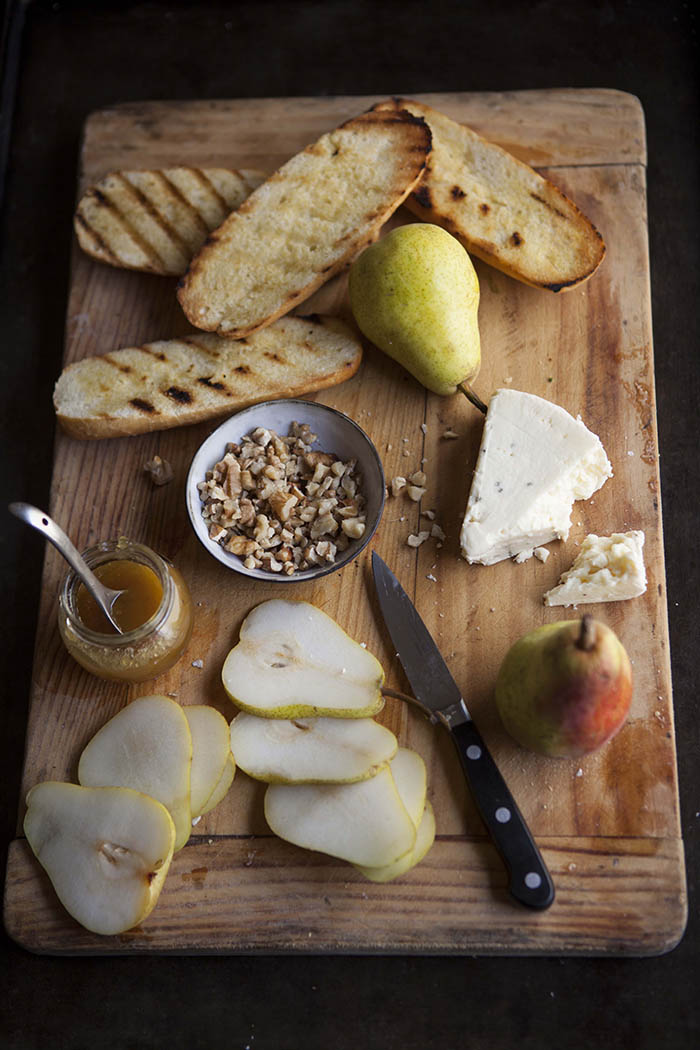 Pear tartines with blue cheese and honey Drizzle and Dip