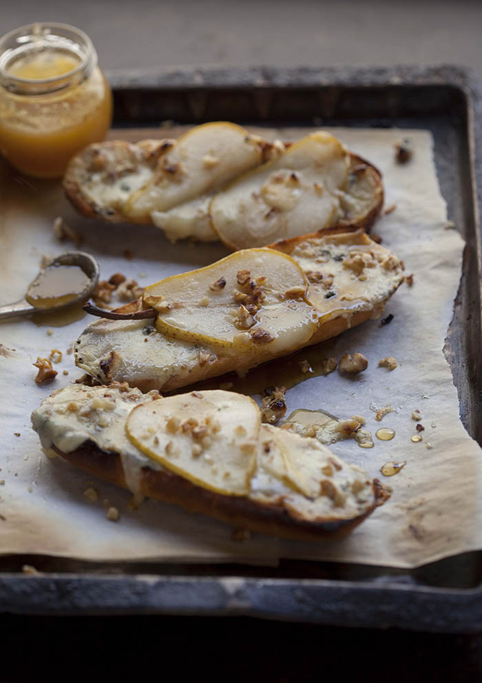 Pear tartines with blue cheese and honey Drizzle and Dip