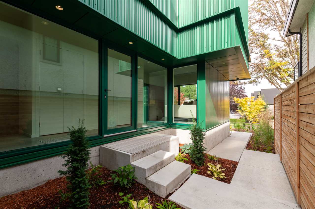 narrow and minimal 514 east 30th avenue modern