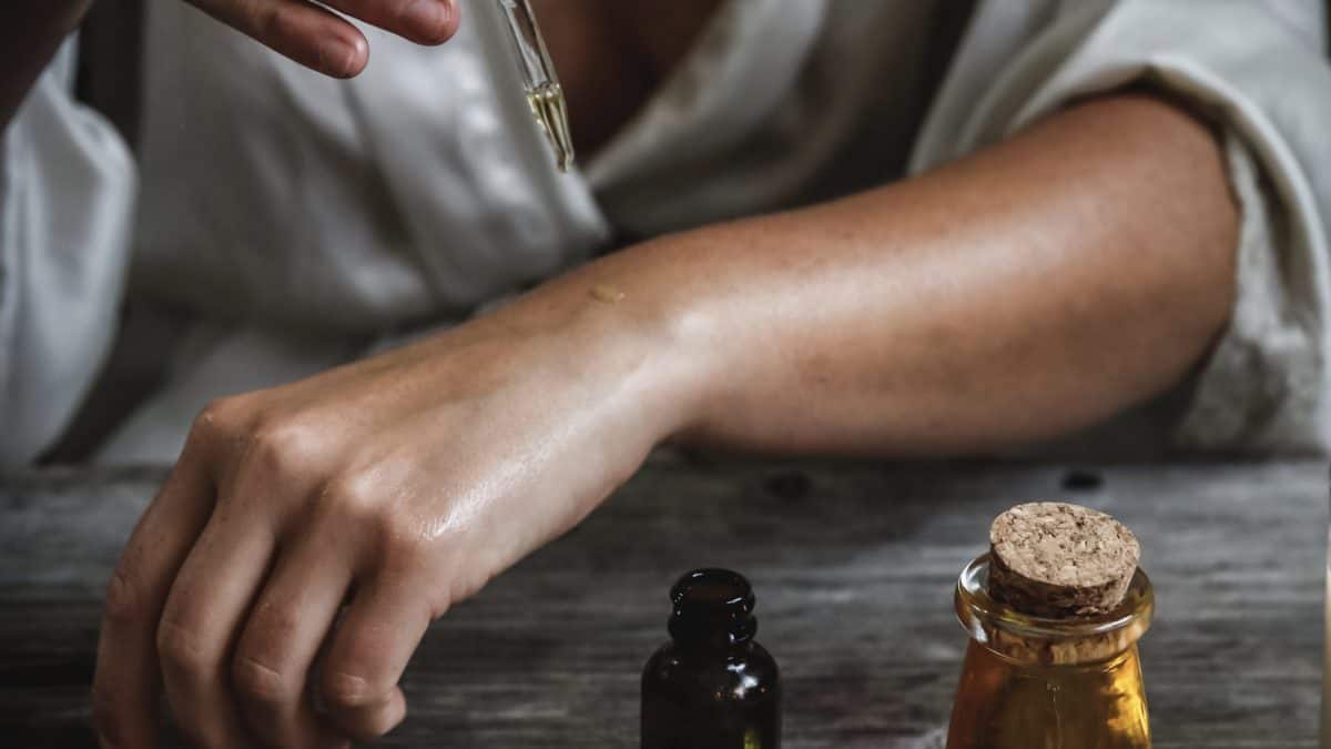 What’s Best for Eczema (Atopic Dermatitis) Coconut Oil vs. Mineral Oil