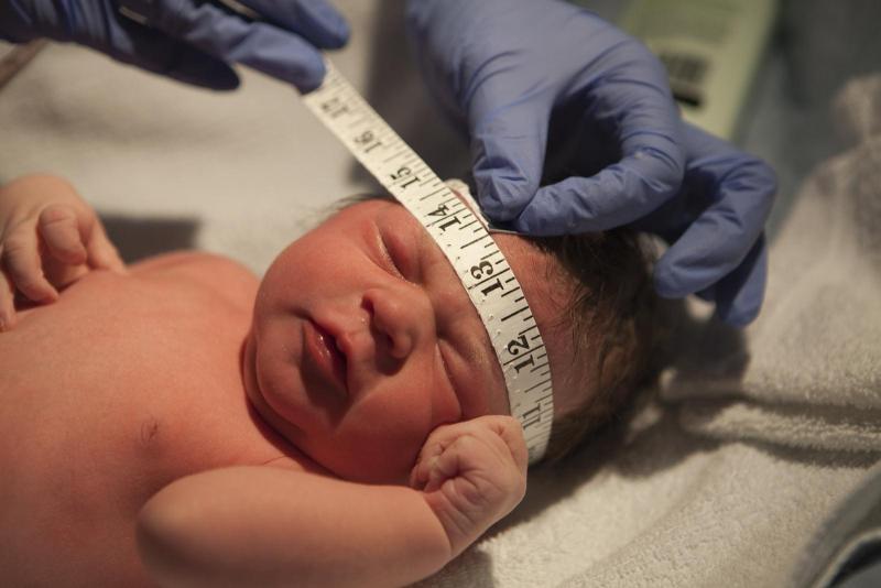 Pourquoi fautil mesurer le périmètre crânien de bébé ? Drôles de mums