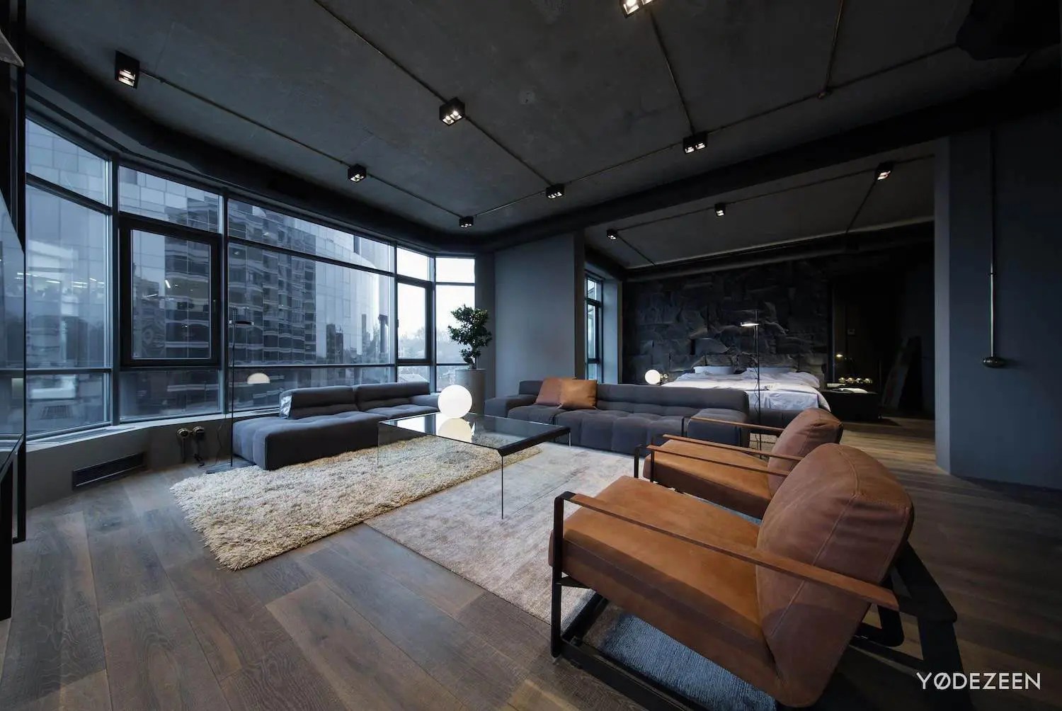 Apartment in concrete, dark surfaces and dramatic lighting D.Signers