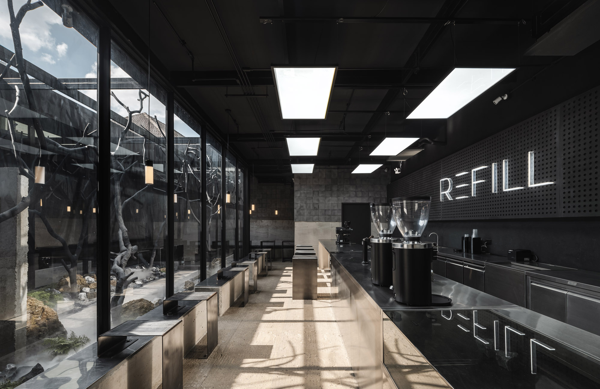 Refill Café คาเฟ่ที่ถ่ายทอดบรรยากาศของยุคดึกดำบรรพ์ผ่านการออกแบบของสเปซ