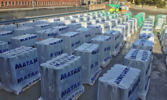 Lyft av takmaterial till lokstallarna i Solna Stockholms