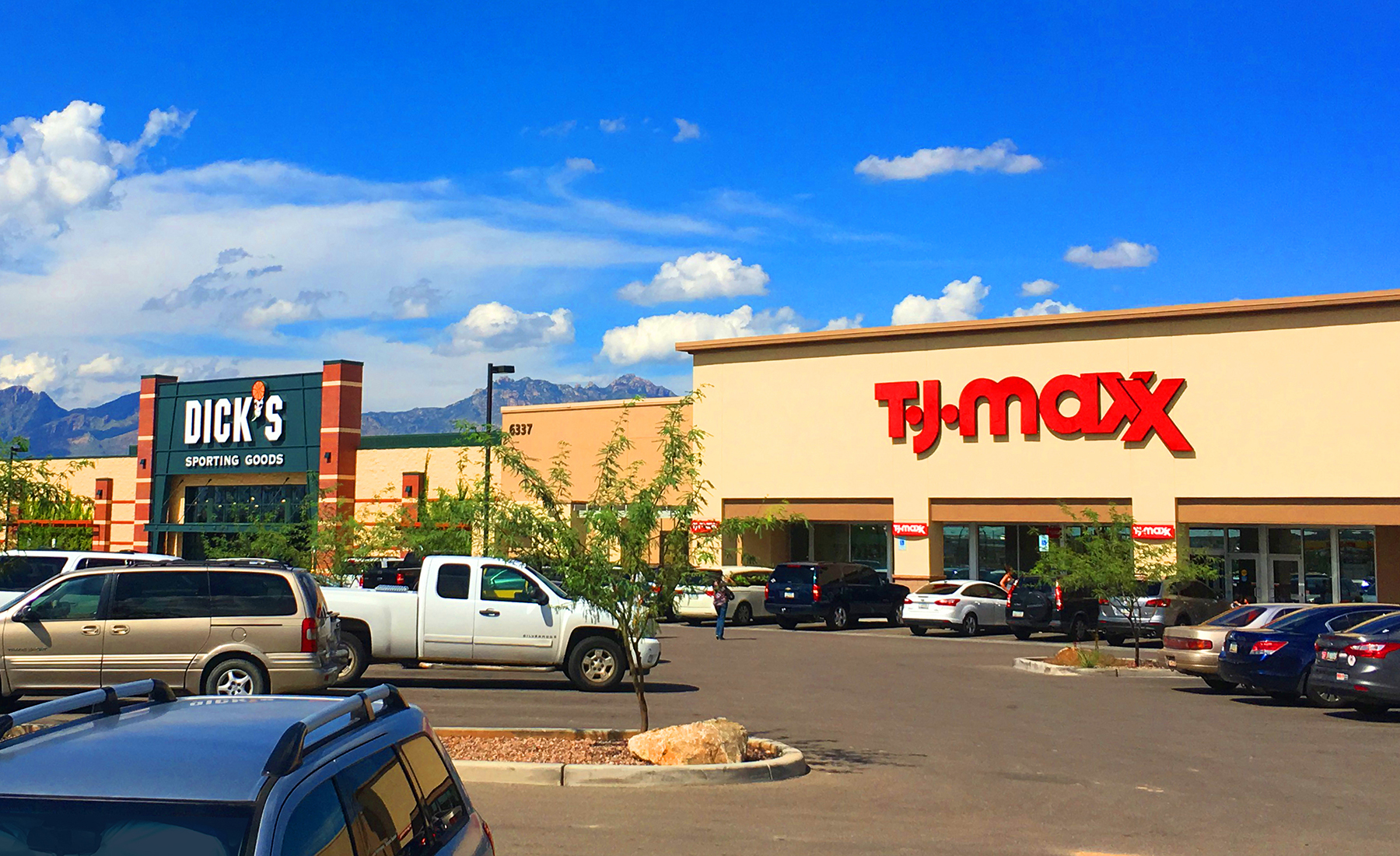 Wilmot Plaza DSW Commercial Real Estate