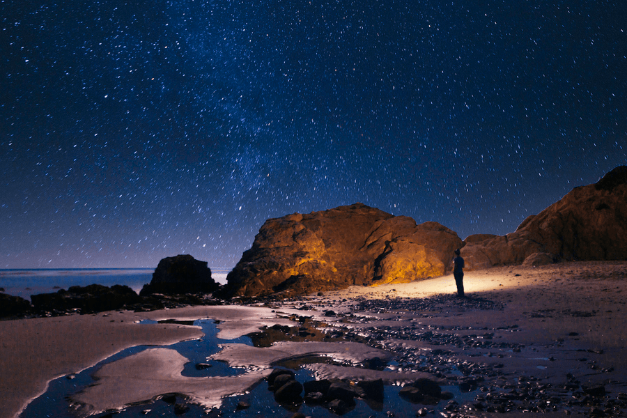 This is an absolutely stunning photo of the starfilled night sky above