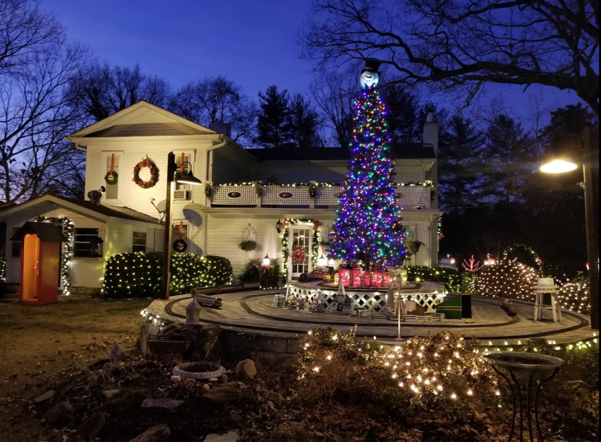 People Come From All Over To See This Magical Christmas House In South