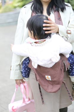 満足度がぐんと上がる！２本目の抱っこ紐が必要な理由とおすすめ５選 2人目妊娠中、上の子の抱っこ＆自転車どうしてた？：日経Xwoman