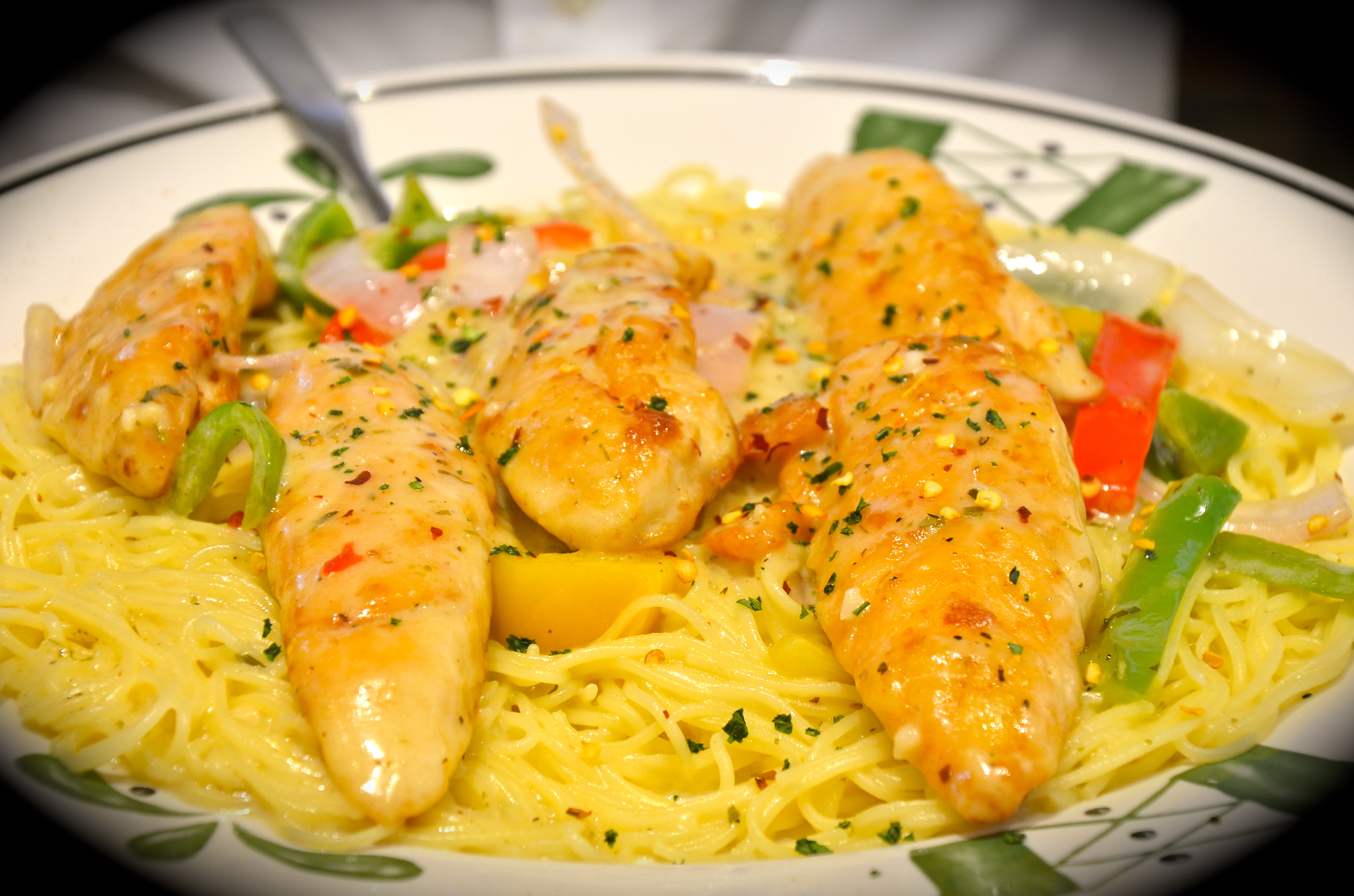 chicken scampi Dhs 59 chicken breast tenderloins sauteed with bell