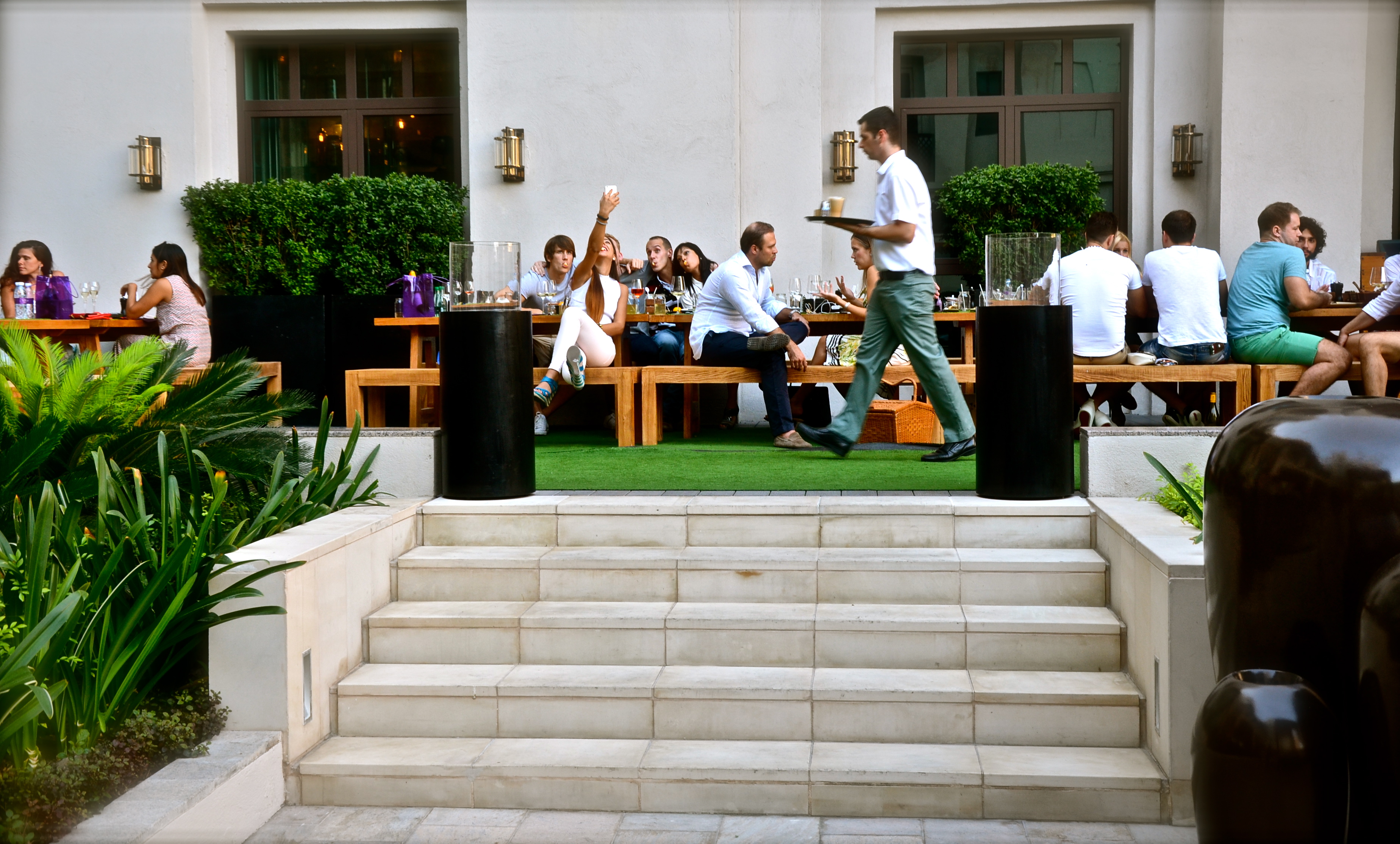 foodies enjoy their urban picnic