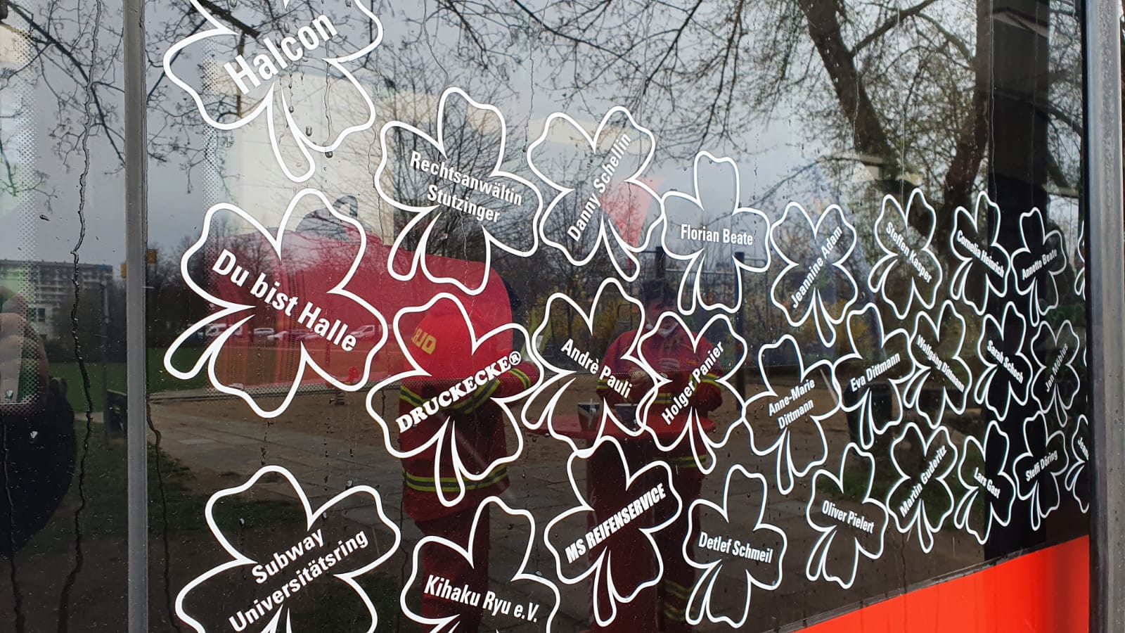 Der Bus „Vier Jahreszeiten“ rollt durch Halle Kältebus / Tafelbus ist unterwegs Duschen für