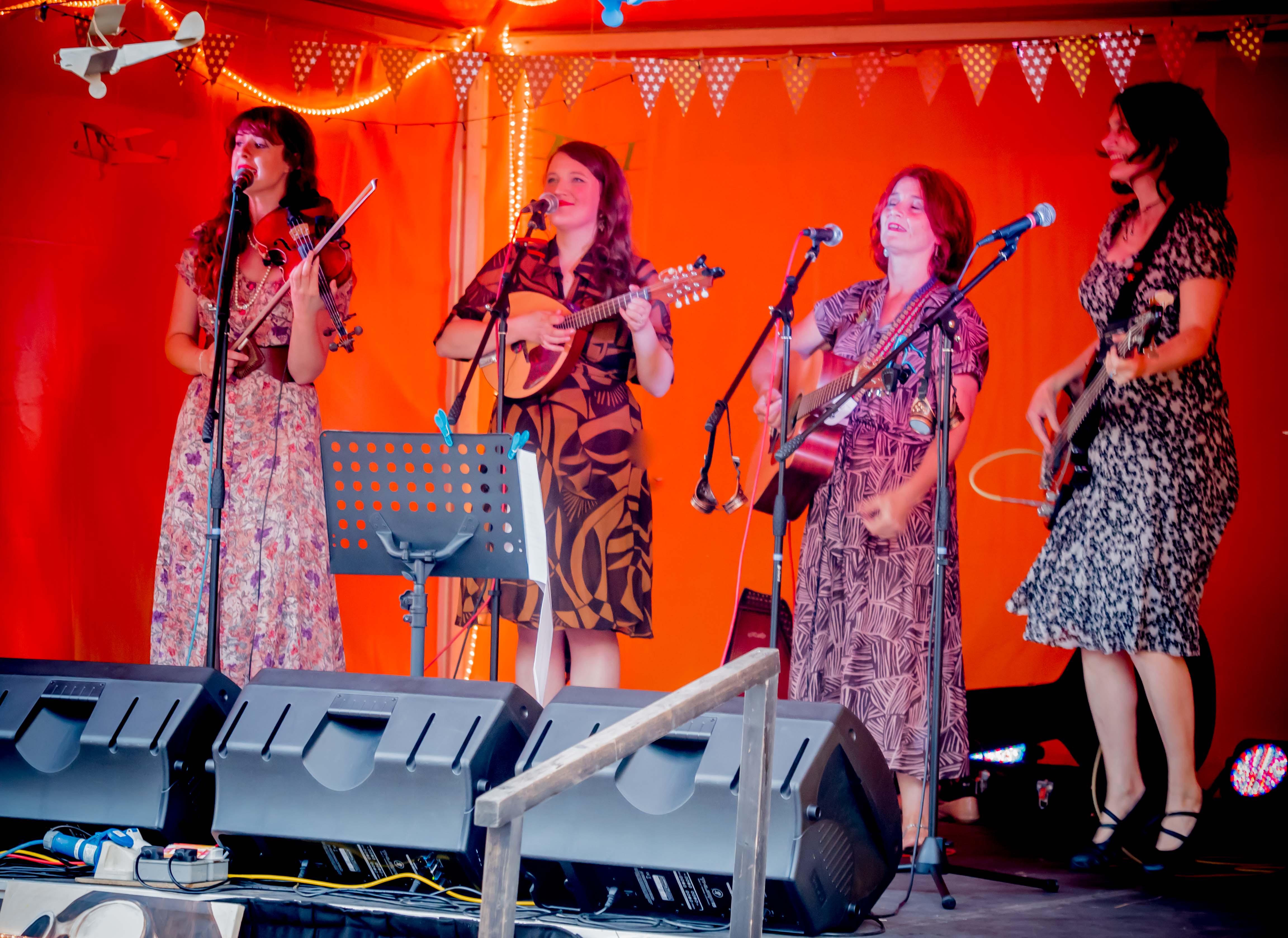 Amanda Lowe & The Aviatrix World Premiere Loudhailer UK