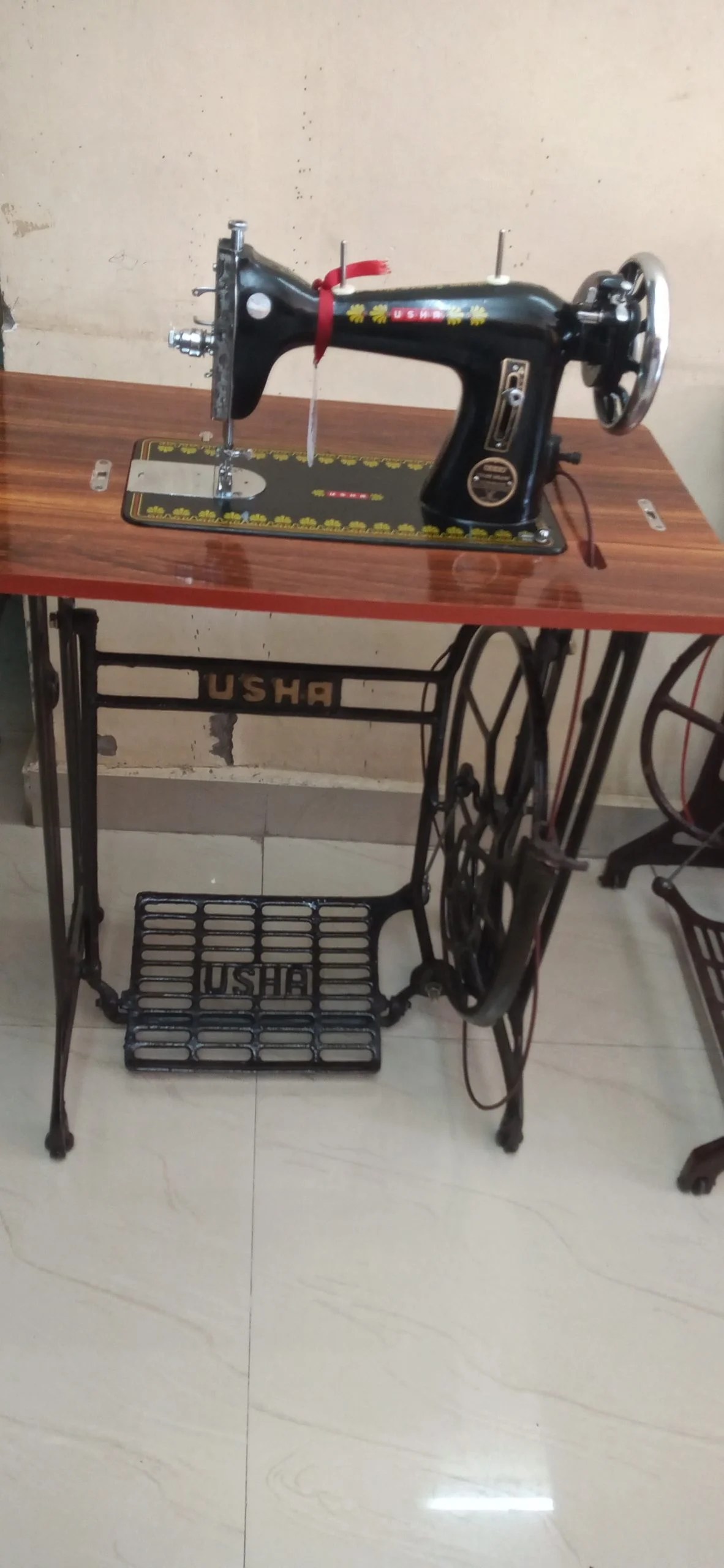 Usha Tailor Dlx Tailoring Machine Wholesaller