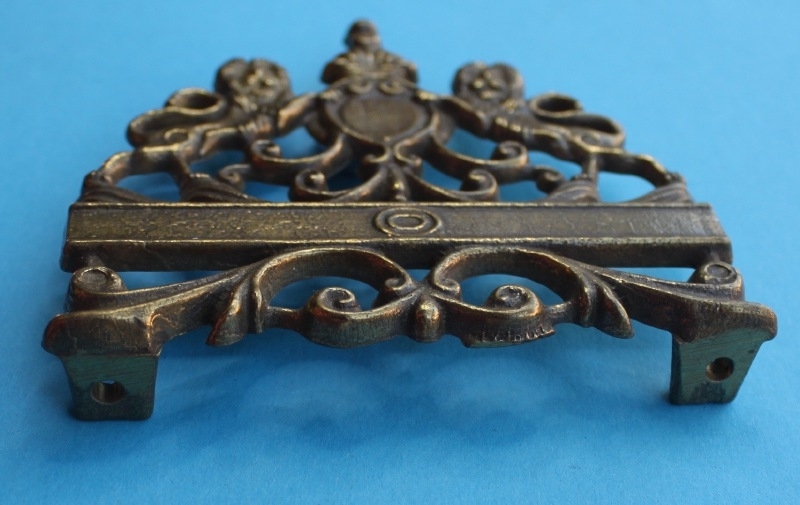 114.4 Topstuk voor kleine Zaanse klok met leeuwen, 83 mm. Dutchclockworks