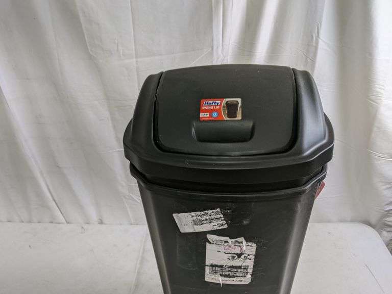 Lot of 2 Hefty 13.5 Gallon Garbage Cans With Lids 1 Garbage Can Has