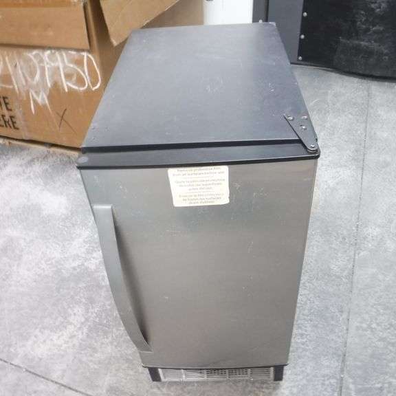 Stainless Steel Edgestar 15" wide Undercounter Clear Ice Maker *WELL USED* Size 32.6" x 14.6