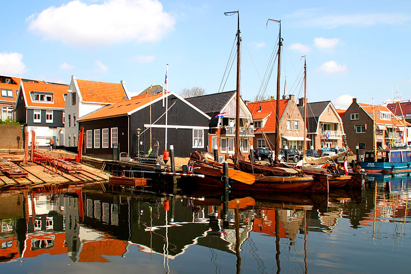 Youth gang riots outside a home in Urk a mom wounded, homeinvaded, 2