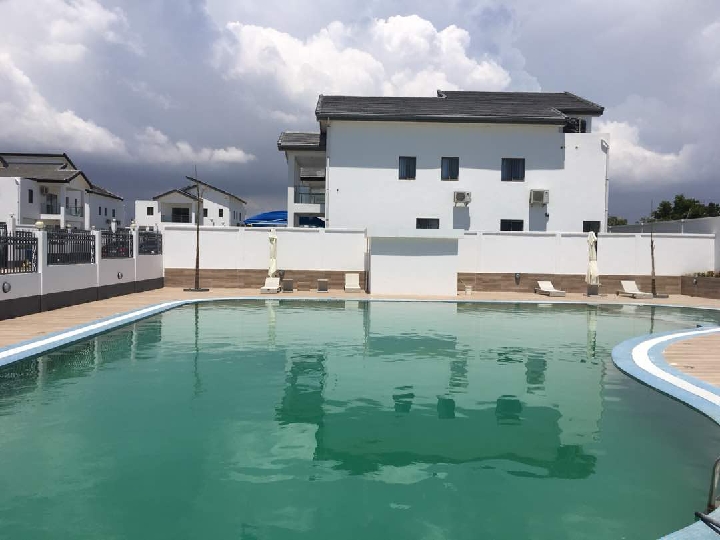 4 bedroom house for sale at Airport Hills 081851