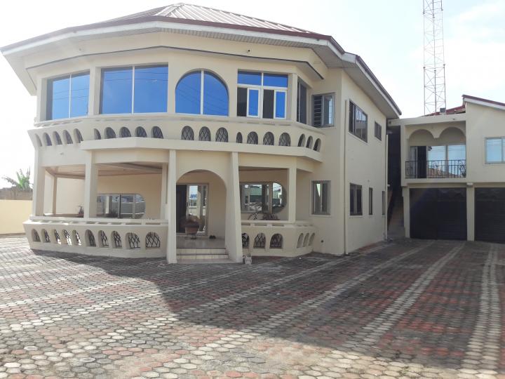 10 bedroom house for rent at East Legon 086663