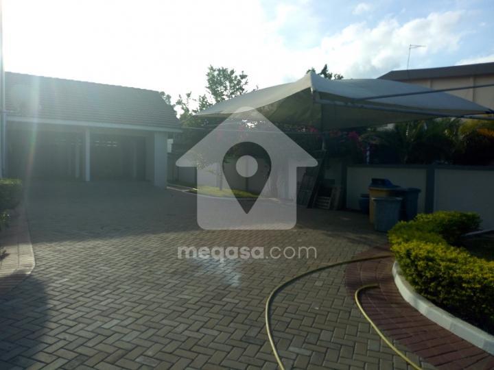 6 bedroom house for rent at Tema community 093166