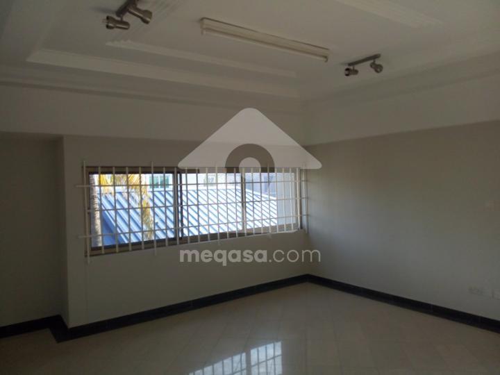 6 bedroom house for rent at Tema community 093166