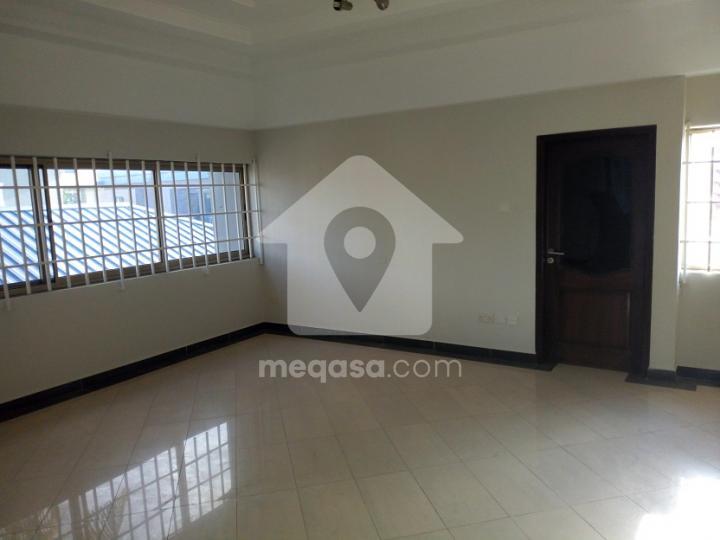 6 bedroom house for rent at Tema community 093166