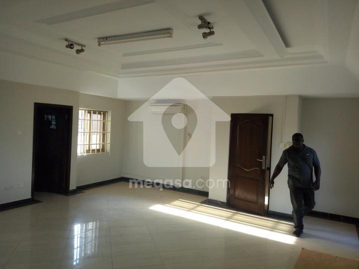 6 bedroom house for rent at Tema community 093166