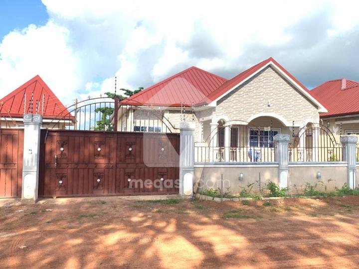 2 bedroom house for rent at Tamale 097546