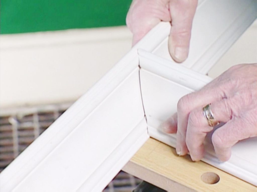 Как и чем правильно резать пластиковый плинтус