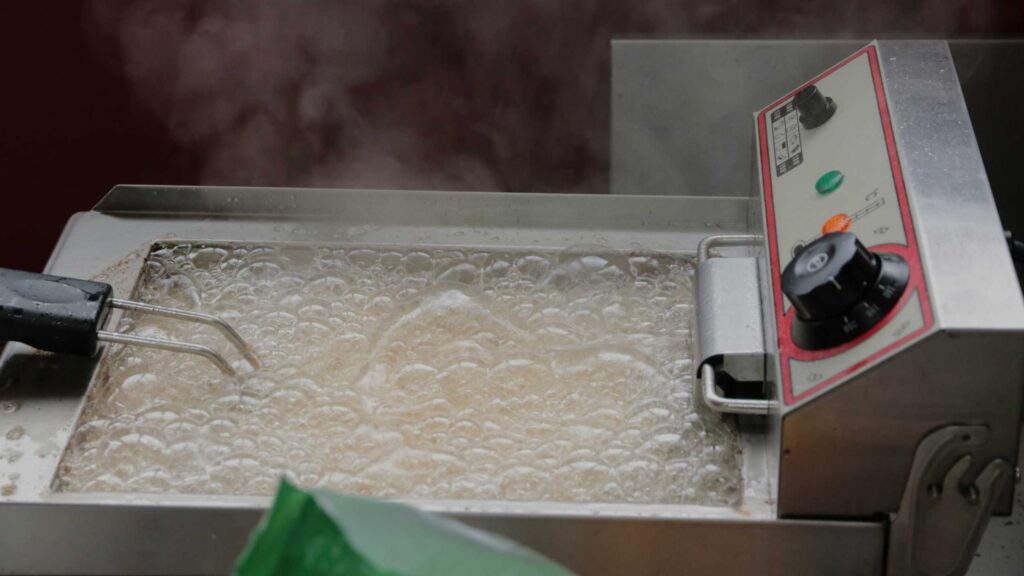 What Happens If You Put Ice in a Deep Fryer? [Real Feeling] DwellHack