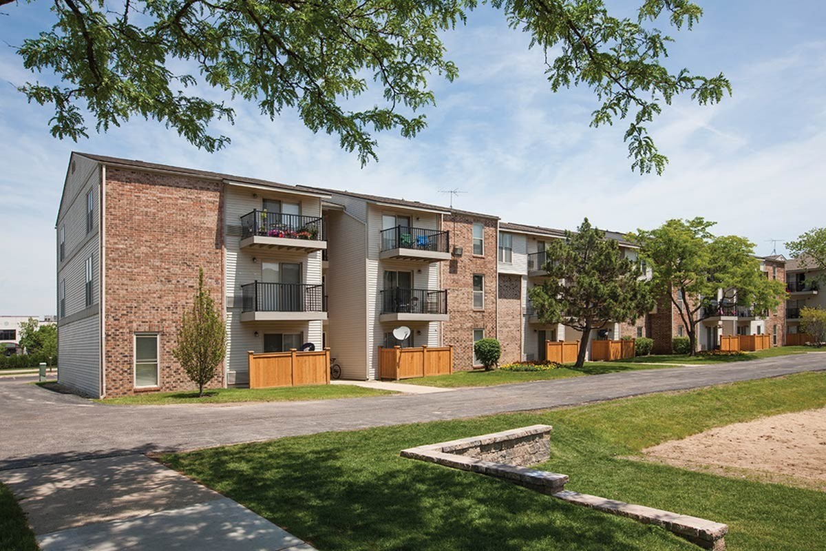 The Colony Apartments, Mount Prospect (see pics & AVAIL)
